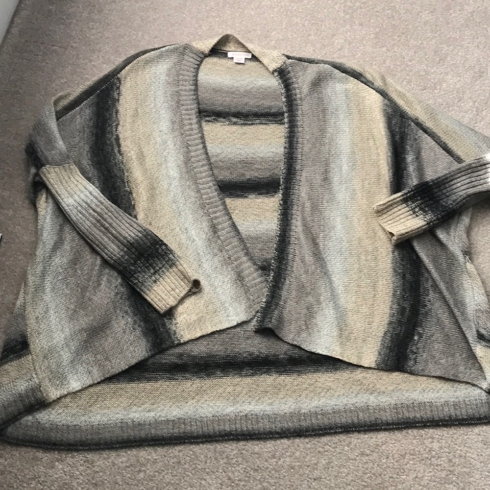 Cardigan with fitted sleeves
